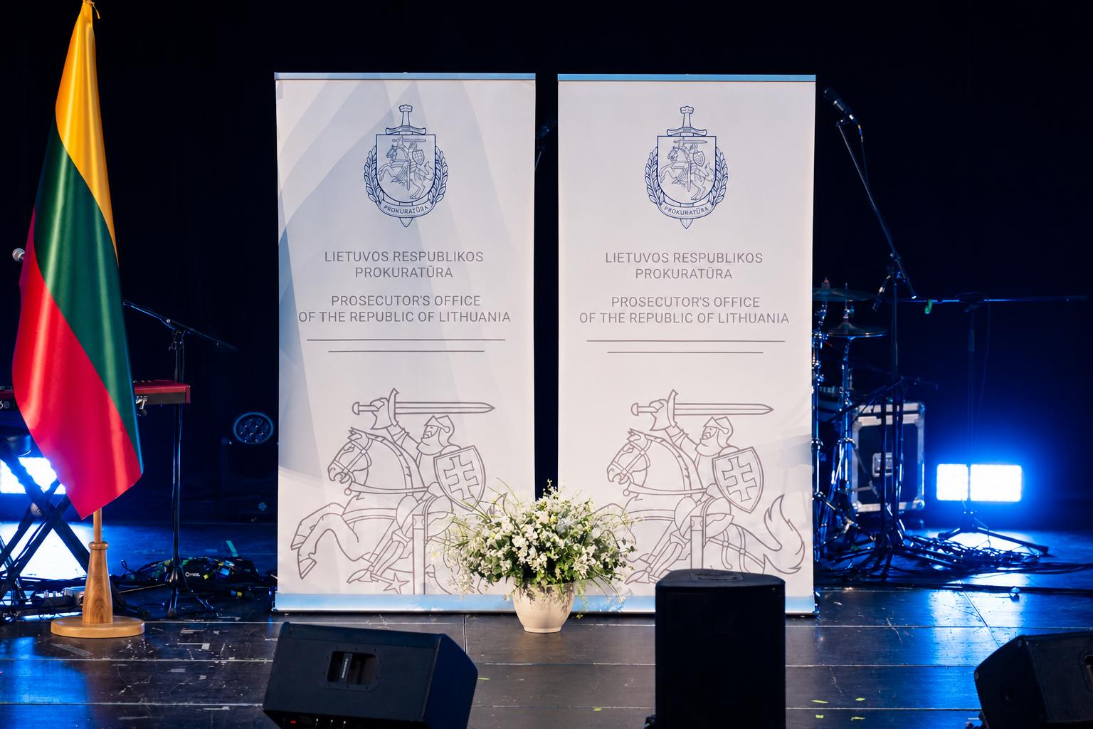 Reklaminis Roll Up stendas renginio scenoje.