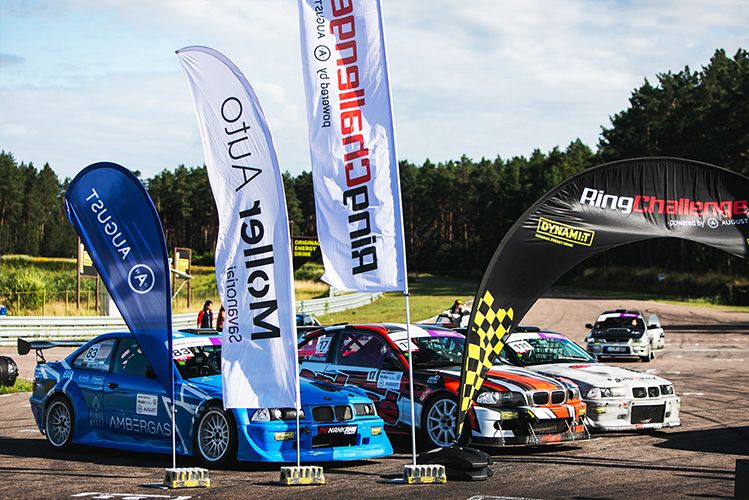 Įvairių formų reklaminės vėliavos automobilių sporto renginyje