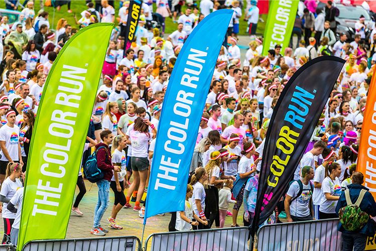 Reklaminė vėliava su lygiu kra&scaron;tu &bdquo;The Color Run&ldquo; renginyje