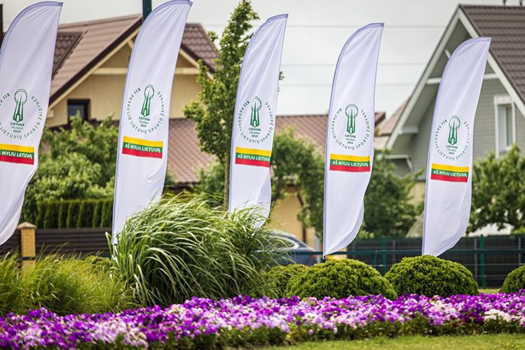 Reklaminės vėliavos su spauda XXII Pasaulio lietuvių sporto žaidynių renginyje